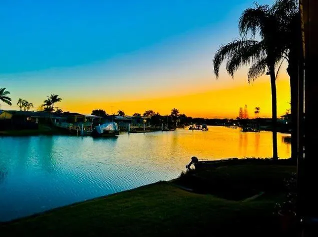 Barooga1- Mooloolaba Canal Front Apartment 0*,